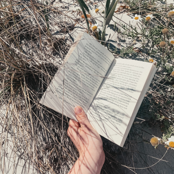 Today I've gathered 5 of my favorite books I've read this year that I think are the best beach reads for this Summer.