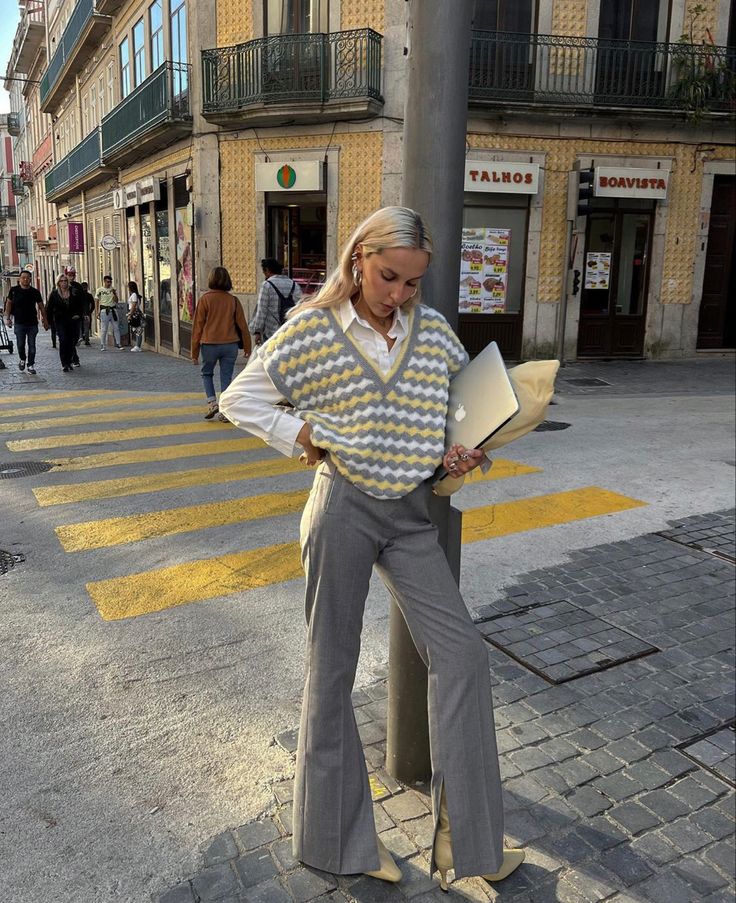 Not really sure on what to wear with grey pants? I got you! If you want to know what to wear with grey pants and look amazing this post is for you.