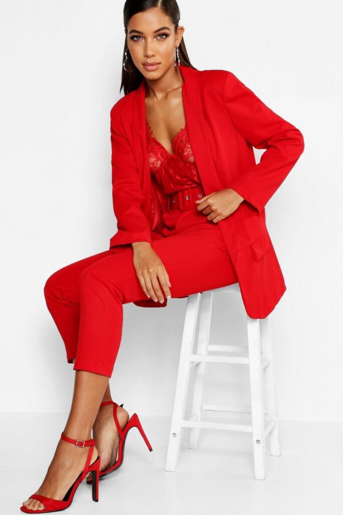 Are you wondering how to wear a red blazer to get a chic, sophisticated look without making it look too formal? If so, check out these stylish red blazer outfits!