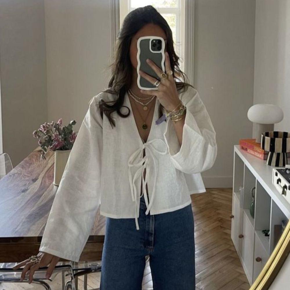In today’s post, we’re sharing the best bow tops you can buy right now to make sure you’re the trendiest girl around as well as give you 5 outfit ideas for you next bow top outfit.