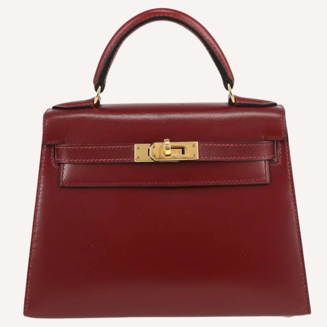 As the crisp air of fall settles in, nothing completes a seasonal wardrobe like chic burgundy bags.