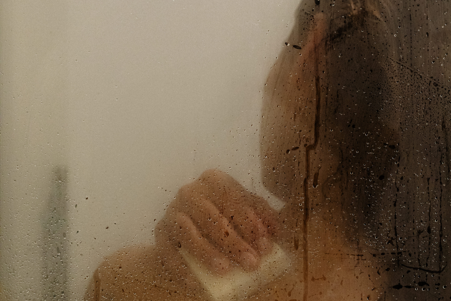 If you’ve been craving an evening routine checklist that actually helps you switch off and fall asleep faster, you’re in the right place.