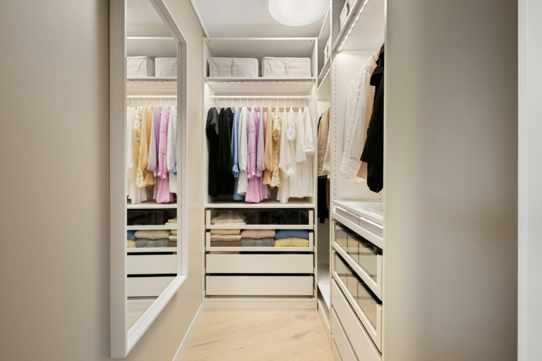 Looking for the best tips on how to actually declutter your wardobre without having any regrets later? You've just stumbled upon the right article.