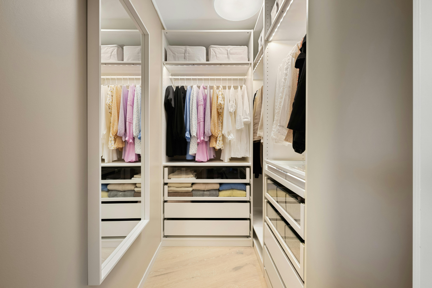Looking for the best tips on how to actually declutter your wardobre without having any regrets later? You've just stumbled upon the right article.