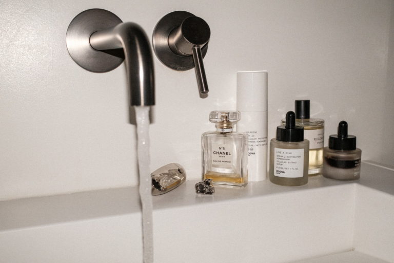 Looking for little ways to adjust your skincare routine for winter? Then keep reading this post because I'll tell you how to do it easily.